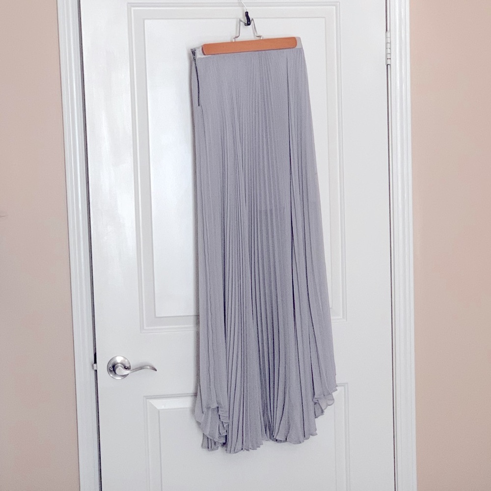 Alice + Olivia Pleated skirt light gray leather belt Sz 2